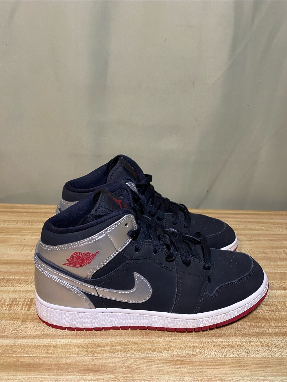 Nike Air Jordan Retro 1 Mid ‘Johnny Kiroy’ Silver Black size 7Y